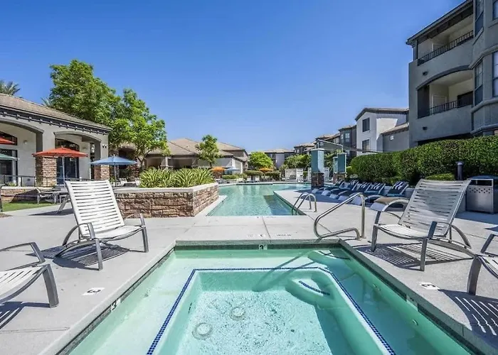 Boulevard 2br By Stadium Pool Parking Gym 10